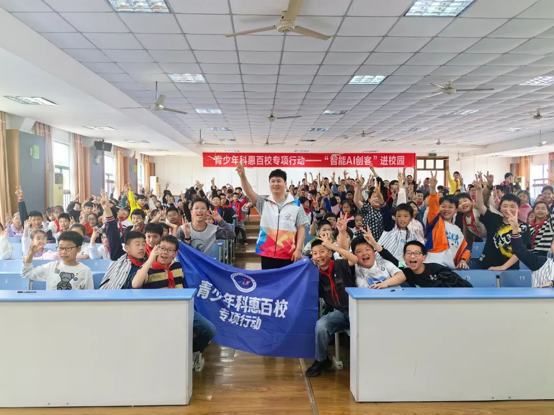 来自艺高机器人的王老师"智能创客"为主题分别从"什么是机器人","a&b