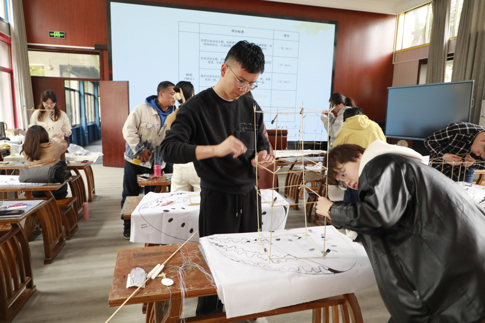 完成作品的学员,离场前每人获赠两个板子风筝奖励